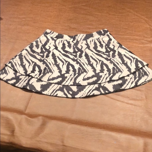 BEBE Gray & Black Print Skirt Size Small - Picture 5 of 7